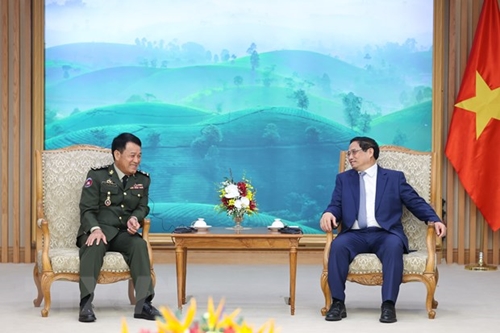 Thủ tướng Chính phủ tiếp Tổng Tư lệnh Quân đội Hoàng gia Campuchia