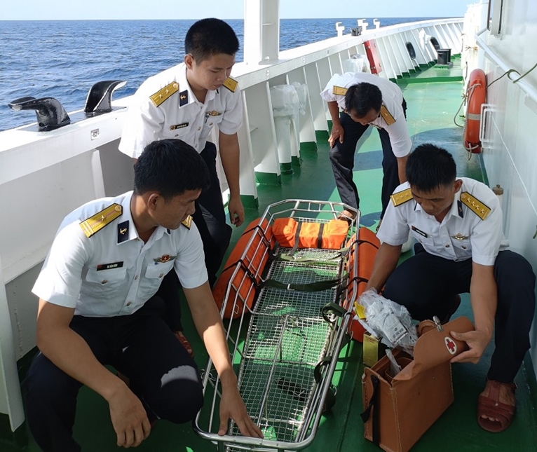 Bộ đội Hải quân nỗ lực tìm kiếm ngư dân gặp nạn trên biển