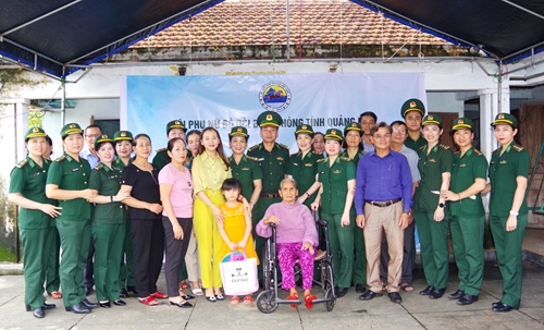 Quảng Nam Phụ nữ Biên phòng nhận đỡ đầu học sinh mồ côi