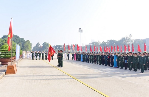 Đoàn đại biểu dự Đại hội đại biểu Công đoàn Quân đội lần thứ X báo công dâng Bác