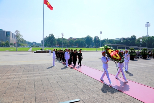 Đoàn Sĩ quan trẻ Quân đội nhân dân Lào vào Lăng viếng Chủ tịch Hồ Chí Minh
