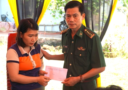 Bộ đội Biên phòng tỉnh Quảng Nam hỗ trợ gia đình ngư dân tử nạn trong vụ chìm tàu