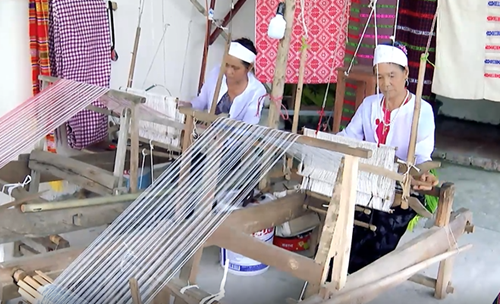 Phú Thọ Truyền dạy nghề dệt thổ cẩm cho đồng bào Mường