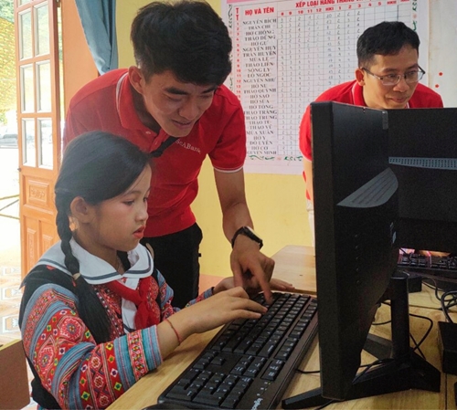 Lào Cai Đẩy mạnh hỗ trợ đồng bào dân tộc thiểu số ứng dụng công nghệ thông tin