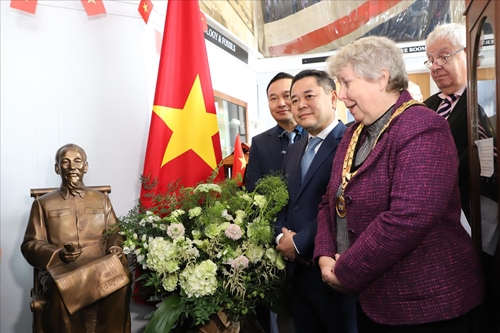 Khánh thành công trình tôn tạo tượng Chủ tịch Hồ Chí Minh tại Bảo tàng Newhaven Anh