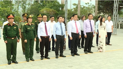 Đồng chí Nguyễn Trọng Nghĩa viếng các anh hùng liệt sỹ, thăm Bảo tàng tỉnh Hà Giang