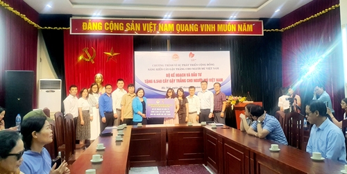 Trao tặng 6 540 cây gậy trắng cho Hội người mù Việt Nam