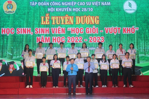 Tập đoàn Công nghiệp Cao su Việt Nam tuyên dương 611 học sinh, sinh viên “Học giỏi-vượt khó”