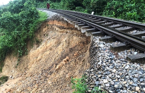 Mưa lớn gây gián đoạn tuyến đường sắt qua Hà Tĩnh
