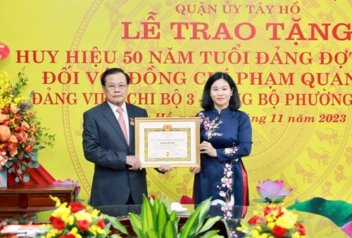 Trao Huy hiệu 50 năm tuổi Đảng tặng nguyên Bí thư Thành ủy Hà Nội Phạm Quang Nghị