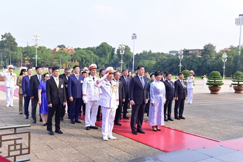 Tổng thống Mông Cổ vào Lăng viếng Chủ tịch Hồ Chí Minh