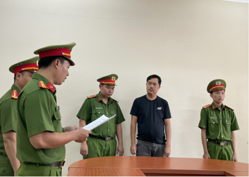 Triệt phá băng nhóm buôn lậu điện thoại di động từ nước ngoài về Thành phố Hồ Chí Minh
