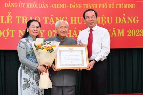 Đảng ủy khối Dân – Chính - Đảng TP Hồ Chí Minh trao tặng Huy hiệu Đảng