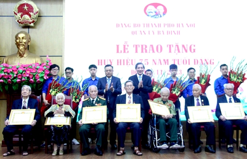 Quận Ba Đình Hà Nội  Trao Huy hiệu 75 năm tuổi Đảng tặng 18 đảng viên lão thành