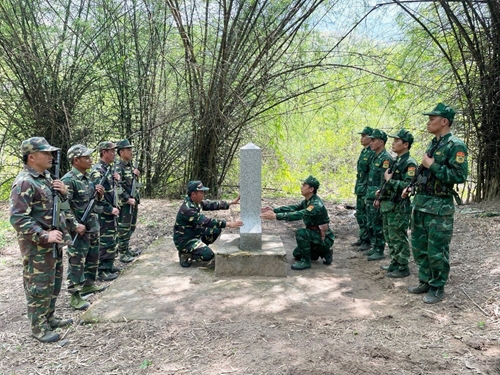 Phối hợp bảo vệ chủ quyền an ninh biên giới Việt - Lào