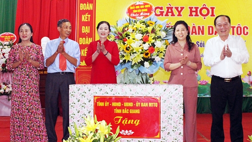 Đồng chí Lê Thị Thu Hồng dự Ngày hội Đại đoàn kết tại huyện Yên Thế