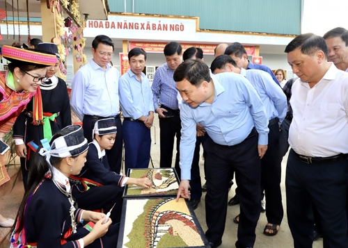 Quyền Bí thư Tỉnh ủy Hà Giang kiểm tra thực tế và dự Ngày hội Đại đoàn kết tại thôn bản