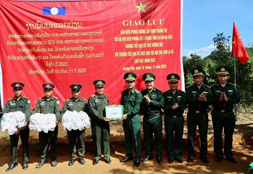 Giao lưu lực lượng bảo vệ biên giới, giáo viên, học sinh Việt Nam-Lào