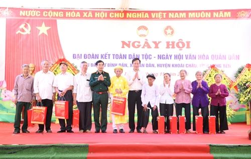 ​Đại tướng Phan Văn Giang dự Ngày hội Đại đoàn kết toàn dân tộc tại Hưng Yên