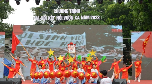 Hơn 600 hội viên, phụ nữ Thủ đô đồng diễn dân vũ