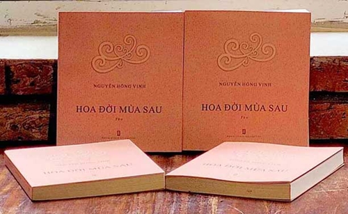 Nhà thơ Nguyễn Hồng Vinh ra mắt tập thơ “Hoa đời mùa sau”
