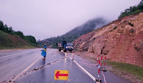 Tiếp tục sạt lở trên cao tốc La Sơn - Túy Loan