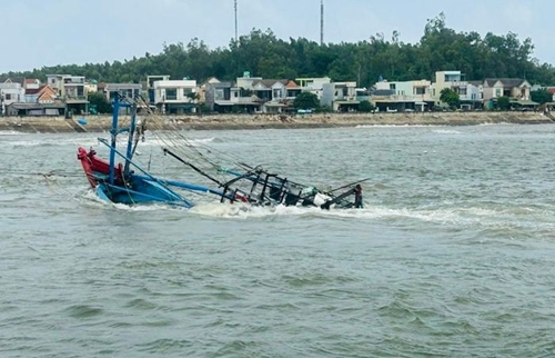 Cứu kịp thời 5 ngư dân bị chìm tàu ở Quảng Ngãi