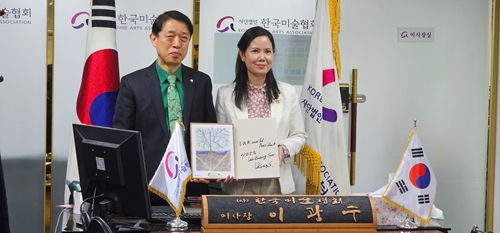Hoạ sỹ Kim Đức gặp gỡ Chủ tịch Hiệp hội nghệ thuật quốc tế IAA AIAP