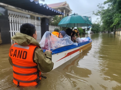 Công an Thừa Thiên Huế cứu người dân bị mắc lật thuyền, sạt lở núi do mưa lũ