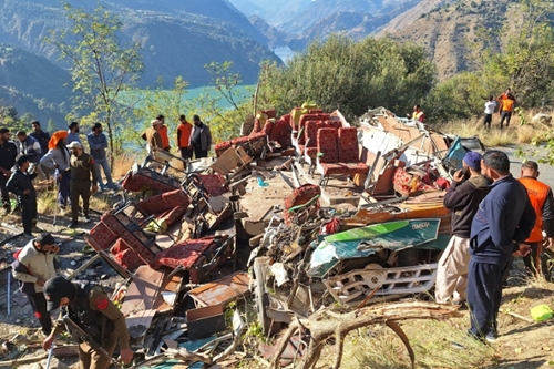 Ấn Độ Xe buýt rơi xuống hẻm núi sâu, ít nhất 50 người thương vong