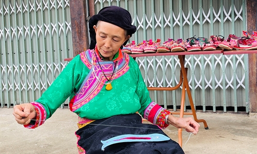 Sự tinh tế trong nghề thêu giày truyền thống của người Xạ Phang