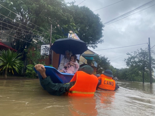 Thừa Thiên - Huế Khẩn trương di dời người dân ở khu vực ngập sâu nguy hiểm