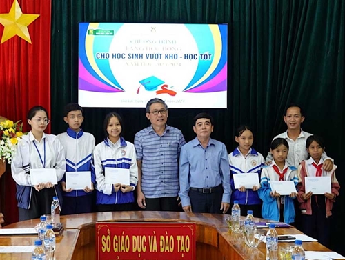 Nhà xuất bản Giáo dục Việt Nam trao học bổng cho 128 học sinh tỉnh Gia Lai