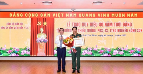 Trao Huy hiệu 40 năm tuổi Đảng cho Thiếu tướng Nguyễn Hồng Sơn