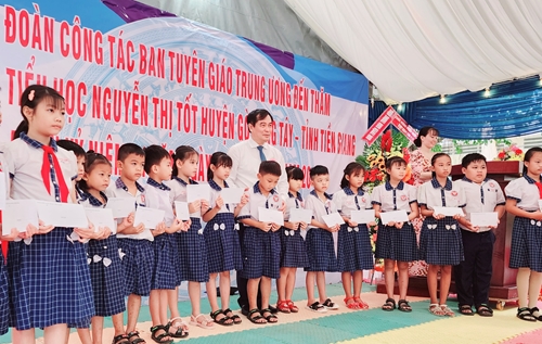 Phó trưởng Ban Tuyên giáo Trung ương Phan Xuân Thủy thăm, tặng quà tại Tiền Giang