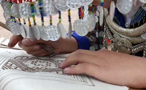 Nghệ thuật dùng sáp ong của Người Mông được đưa vào Danh mục di sản văn hóa phi vật thể quốc gia