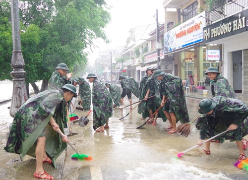 Thừa Thiên Huế Cán bộ, chiến sĩ giúp nhân dân khắc phục hậu quả sau mưa lũ