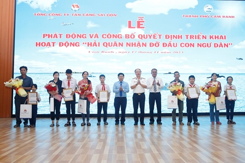 Tổng công ty Tân Cảng Sài Gòn nhận đỡ đầu con ngư dân tại Khánh Hòa
