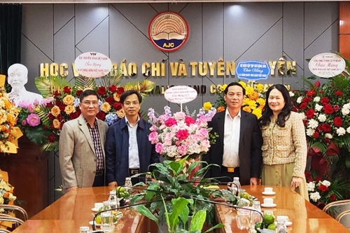 Lãnh đạo Báo điện tử ĐCSVN chúc mừng Ngày Nhà giáo Việt Nam