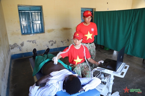 Quân y Việt Nam tổ chức khám bệnh cho các giáo viên ở Abyei