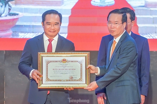 Đảng bộ và Nhân dân tỉnh Long An đón nhận Huân chương Hồ Chí Minh