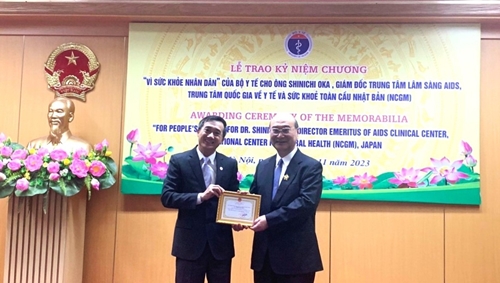 Bộ Y tế trao Kỷ niệm chương “Vì sức khỏe nhân dân” tặng Giáo sư Oka Shinichi