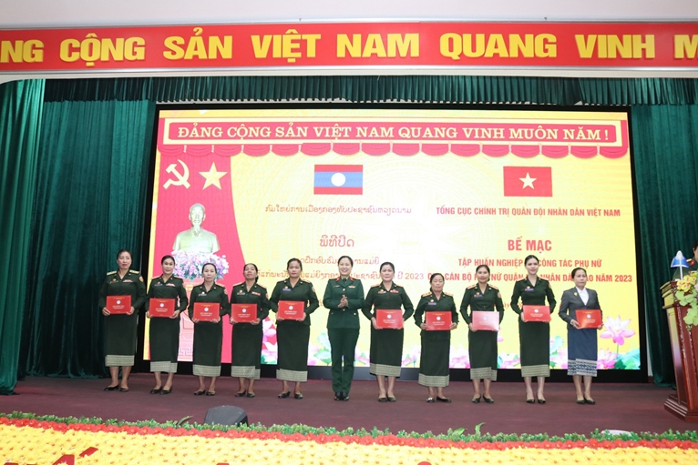 Tăng cường tình đoàn kết hữu nghị giữa phụ nữ quân đội hai nước Việt Nam - Lào