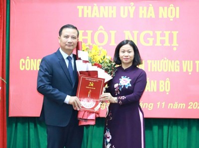 グエン・スアン・リン同志はホアンマイ地区党委員会書記を務める