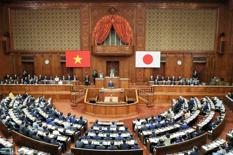 日本の国会で政治演説を行うボー・ヴァン・トゥオン大統領