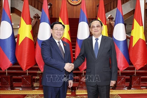 Chủ tịch Quốc hội Vương Đình Huệ hội kiến Thủ tướng Chính phủ Lào