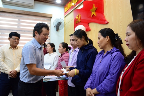 Thừa Thiên Huế Chia sẻ khó khăn với tiểu thương trong vụ cháy chợ Khe Tre
