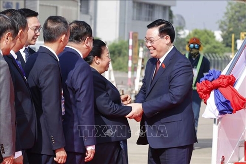 Chủ tịch Quốc hội đến Viêng Chăn, bắt đầu chuyến thăm và làm việc tại Lào