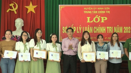 Huyện Ninh Sơn Khuyến khích, động viên, tạo điều kiện cho cán bộ nữ phát triển