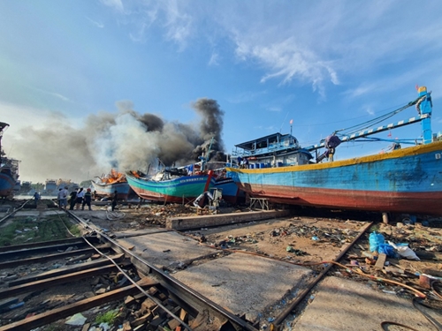 Khẩn trương khắc phục hậu quả vụ cháy 11 tàu cá ở Bình Thuận